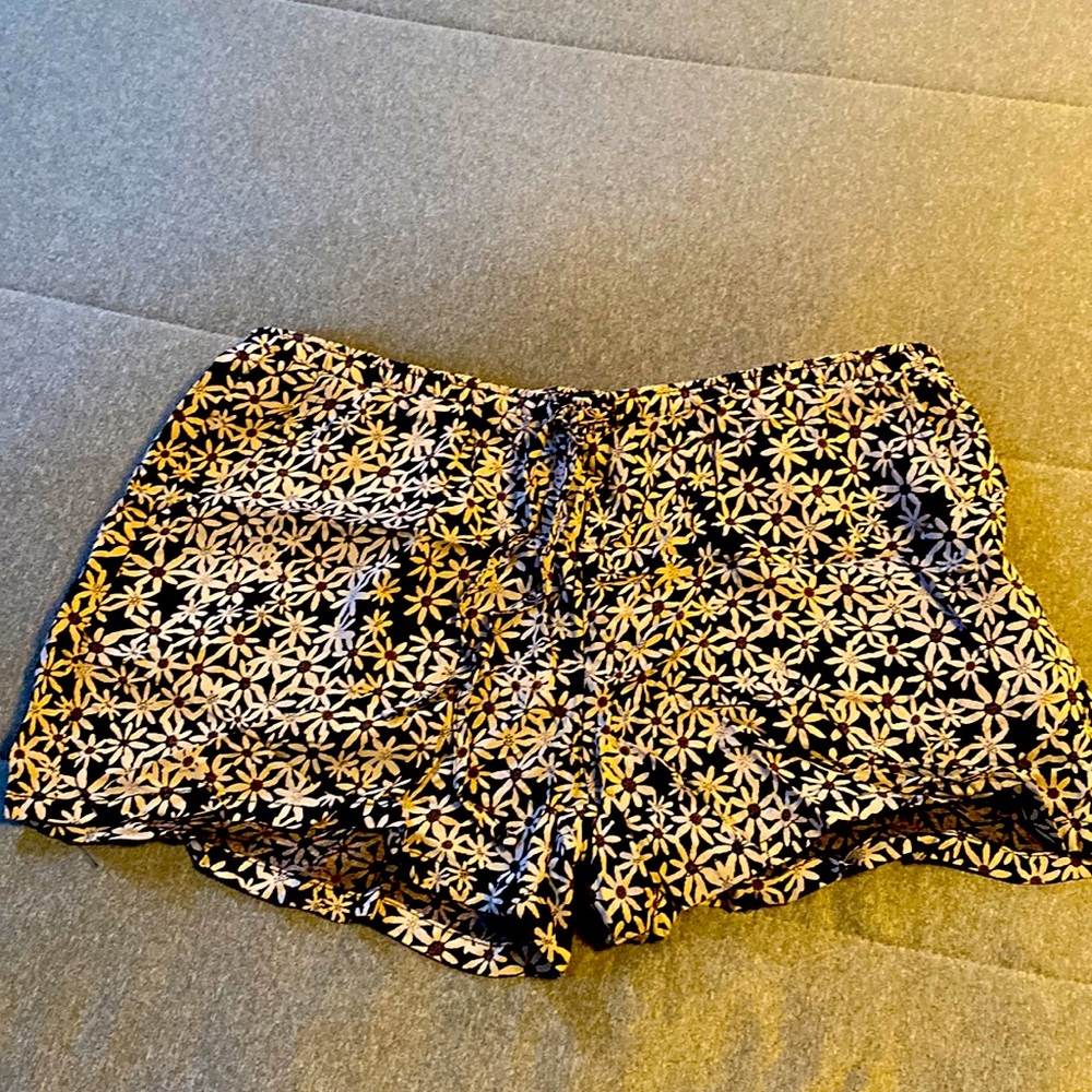 Lightweight elastic waistband shorts